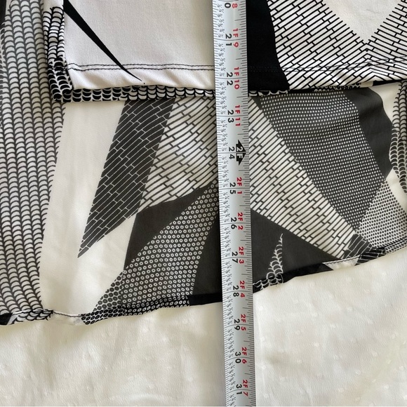 Dressbarn Black and White Asymmetrical Graphic Blouse - Picture 8 of 10